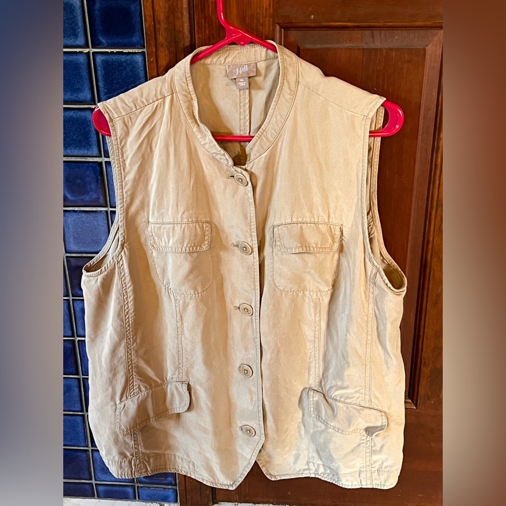 J.Jill vest 
Size large
never worn